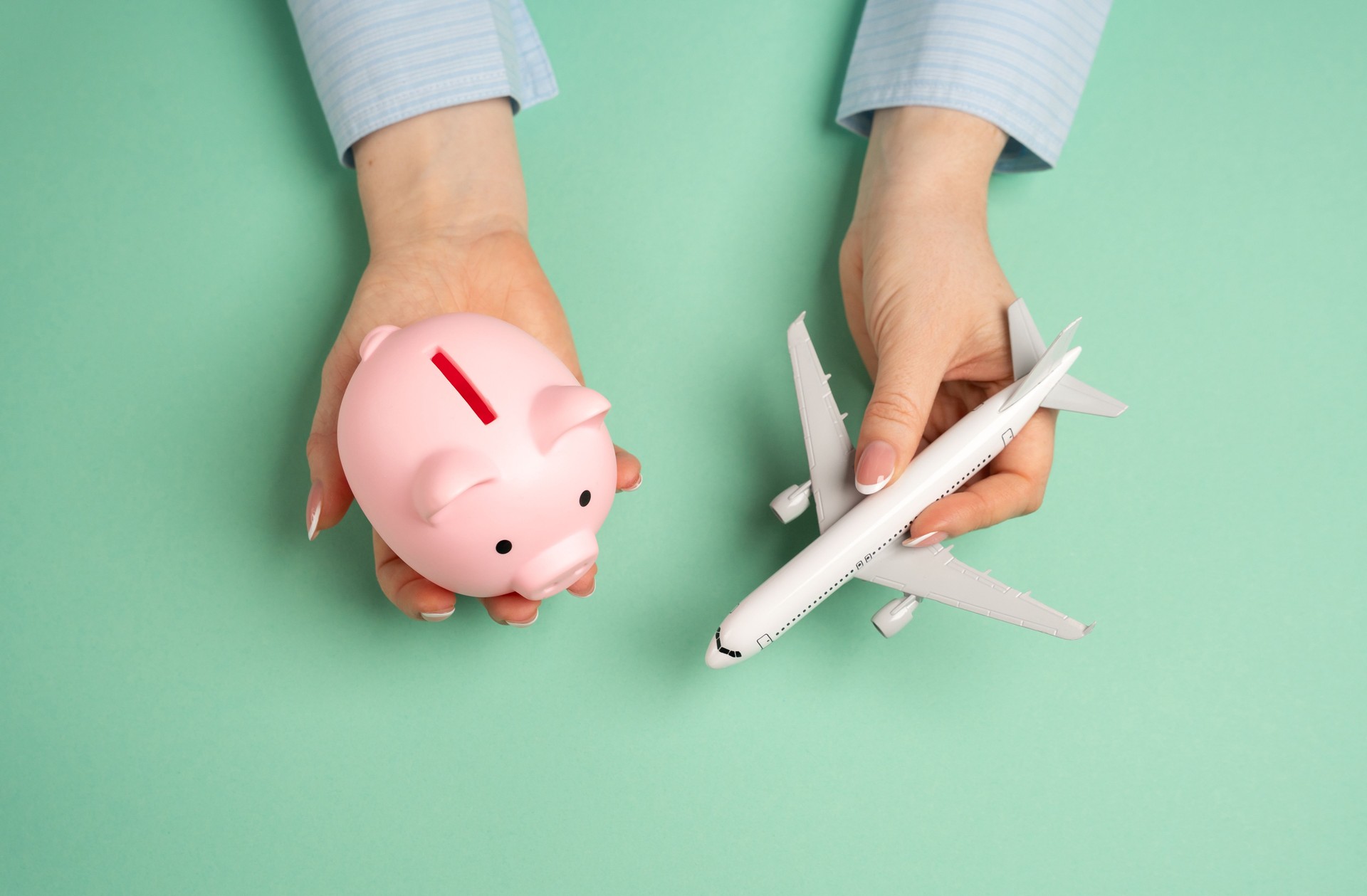 Piggy bank and passenger plane. Save on flights. Accumulate bonuses under the loyalty program. Maximizing discounts on airline tickets. Financial planning for vacations and smart spending.